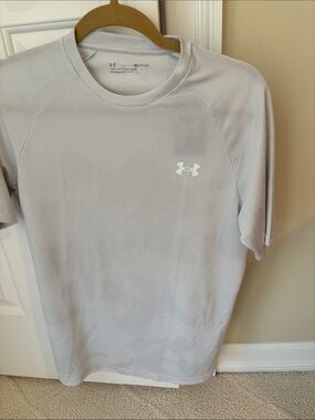 Under Armour Men's Light Gray Performance Short Sleeve Tee